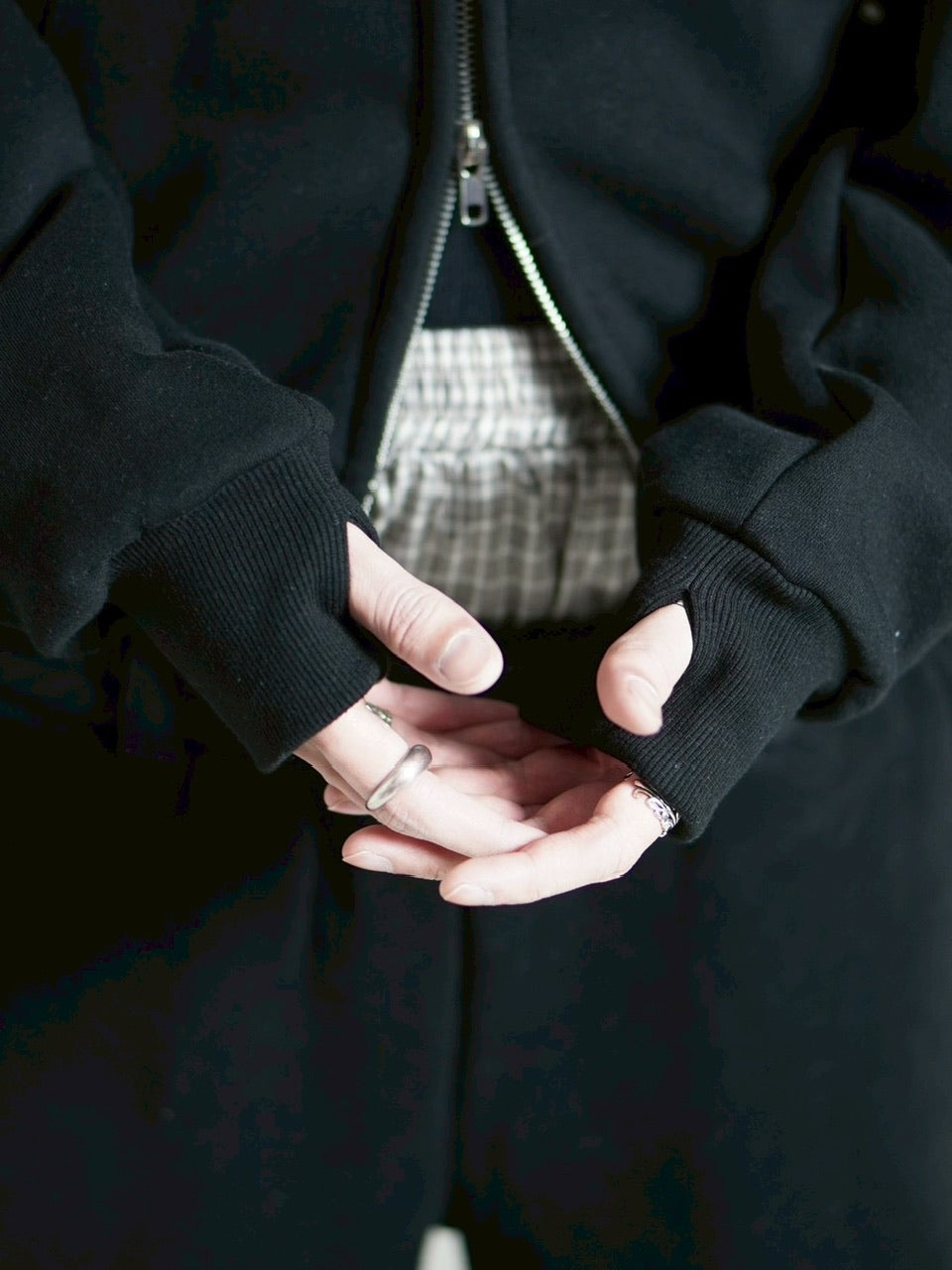 受注制【Chikashitsu +】cropped studs fur zip hoodie / 【チカシツプラス】クロップドスタッズファージップフーディー (2color)