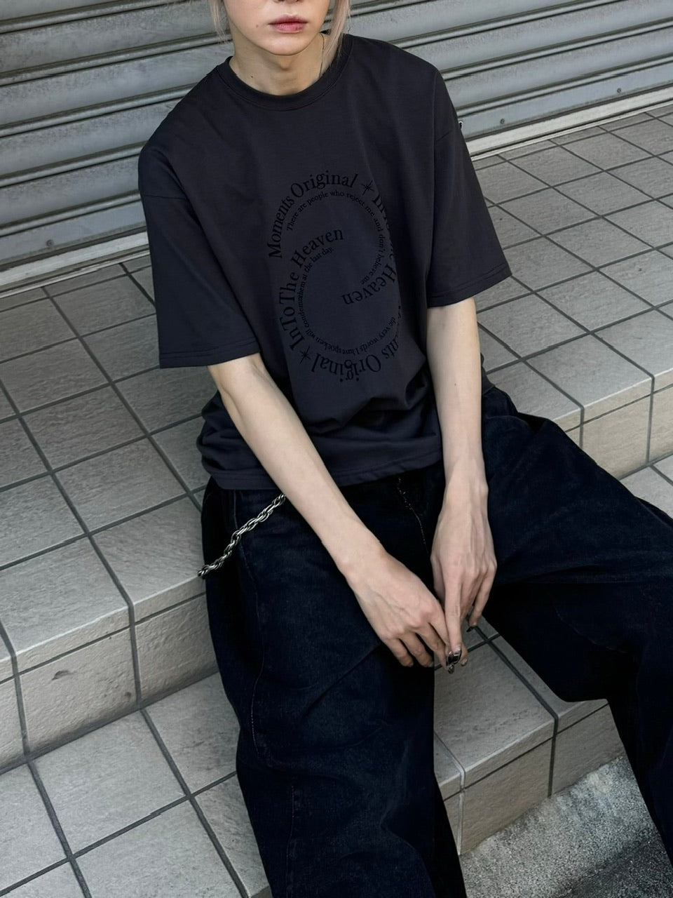 受注制【Chikashitsu +】logo graphic t-shirt 2 (3color) / 【チカシツプラス】グラフィックロゴプリント半袖Tシャツ