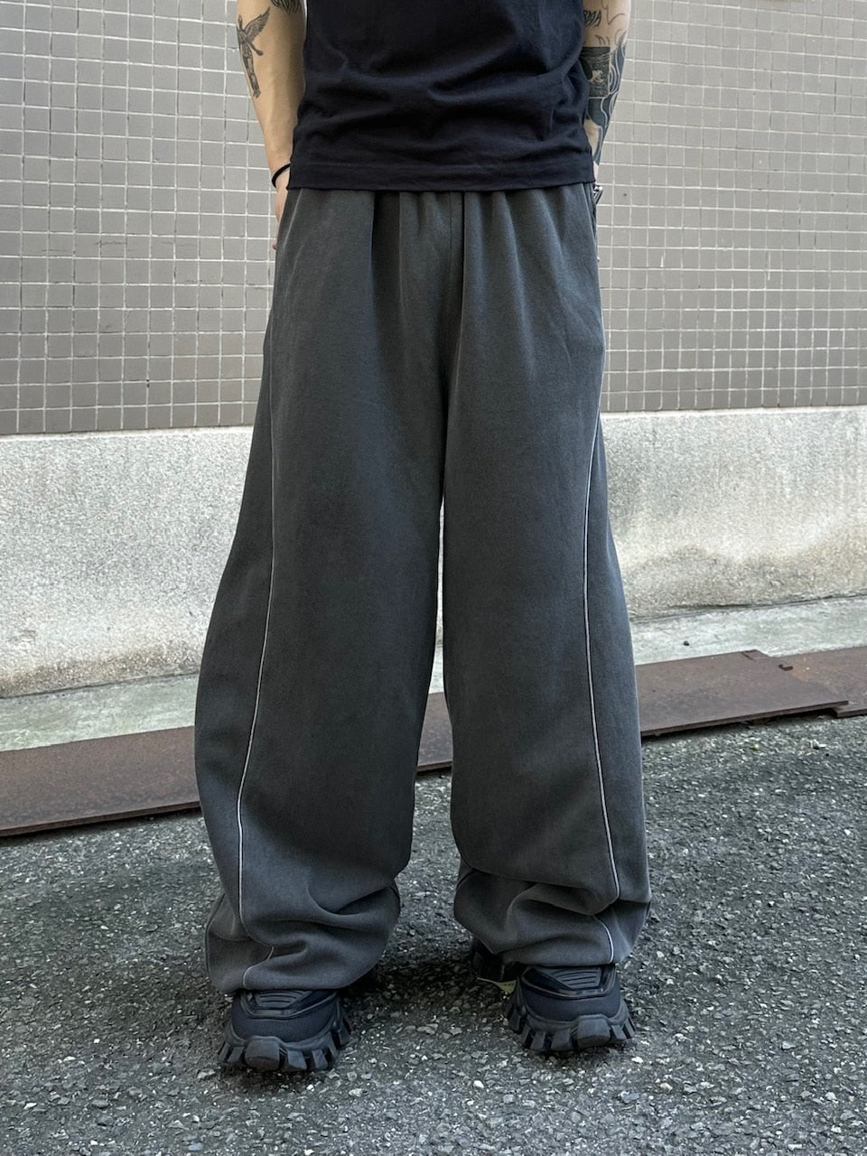 大阪店WEB限定受注制【Chikashitsu +】pigment piping wide sweat pants (2color)