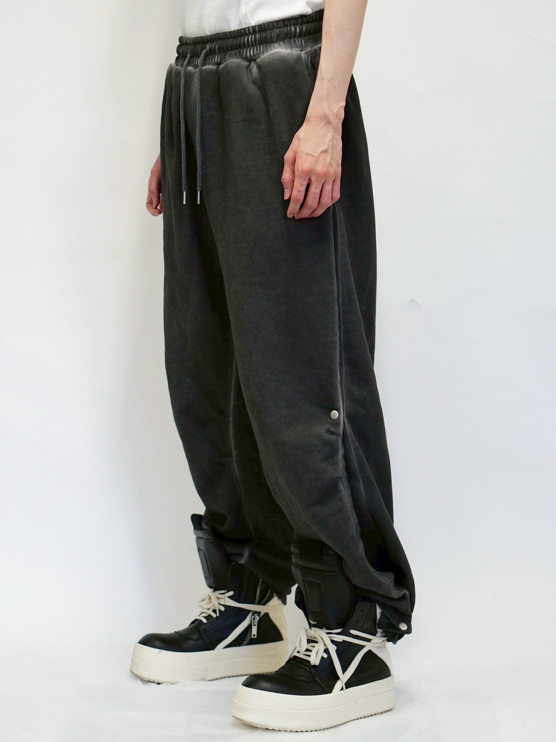 【DIG YOUR OWN GRAVE】Spray coating sweat pants