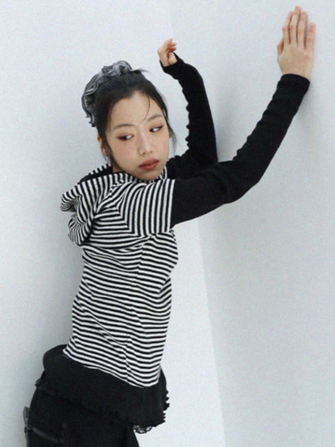 12/21 20:00 発売【Uglyshadow】STRIPE SHIRRING LAYERED HOODIE