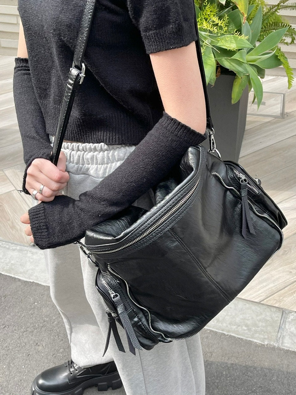 受注制【Chikashitsu +】zip design leather shoulder bag