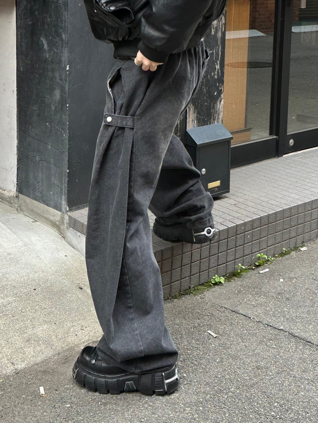 受注制【Chikashitsu +】side snap balloon denim pants (2color)
