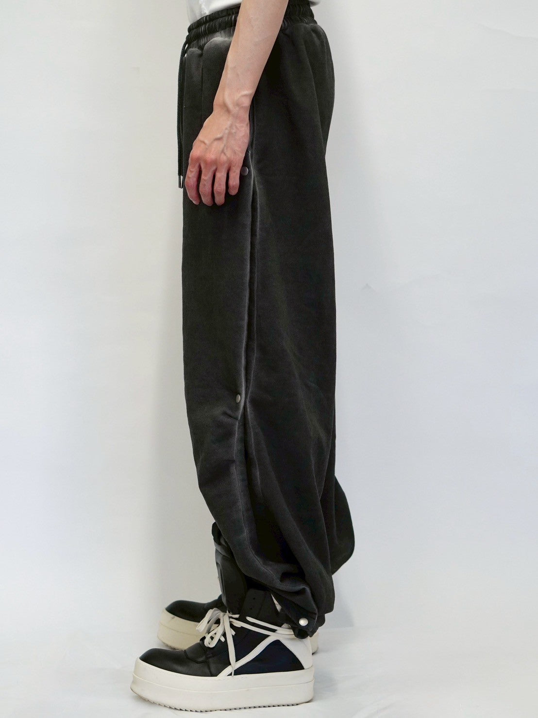 【DIG YOUR OWN GRAVE】Spray coating sweat pants