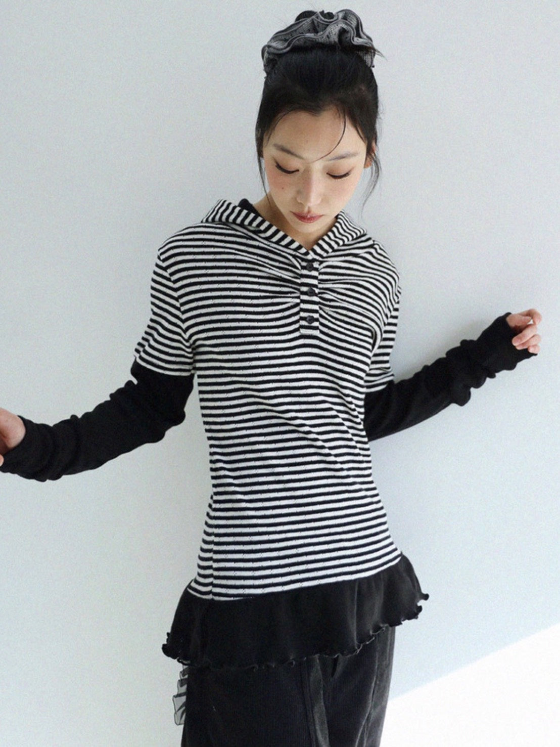 12/21 20:00 発売【Uglyshadow】STRIPE SHIRRING LAYERED HOODIE