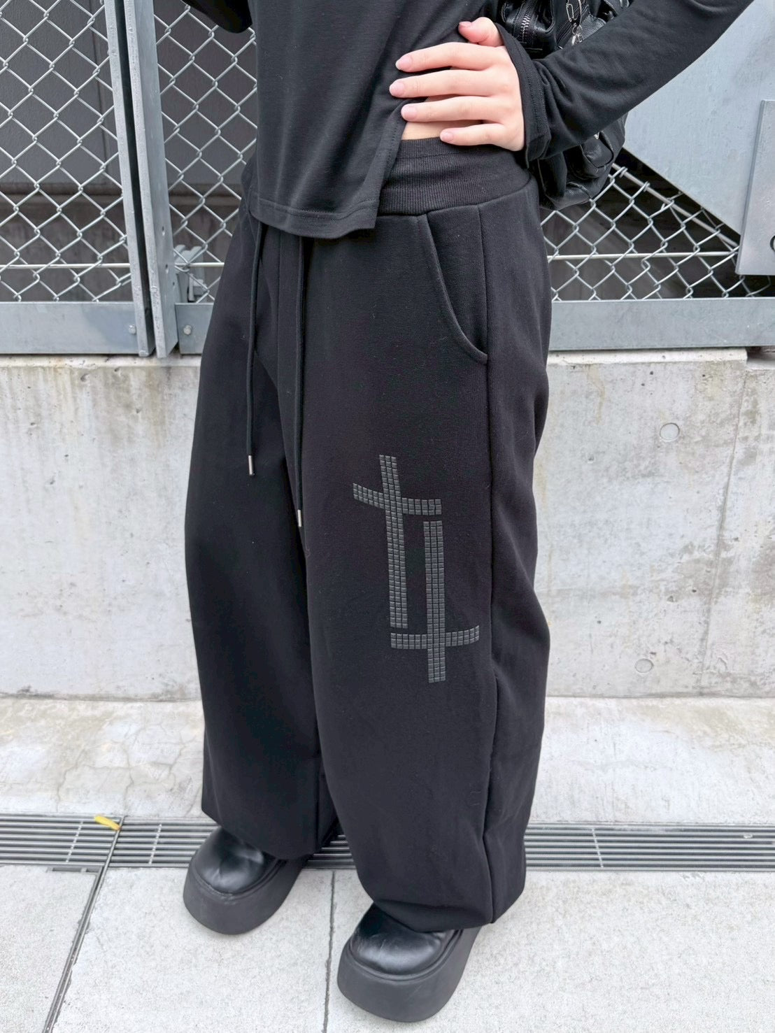 受注制【nmtc+】cross studs sweat pants (2color)