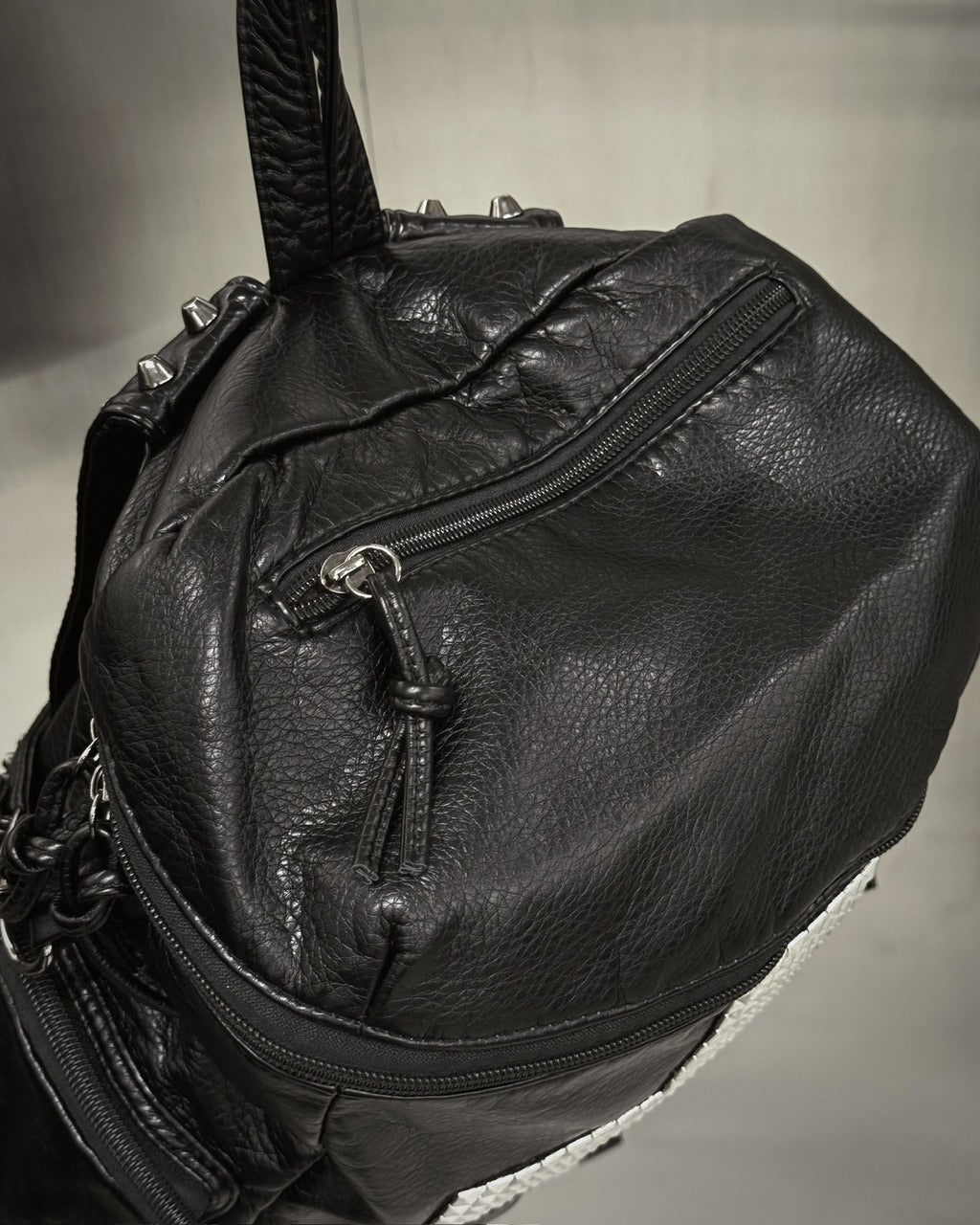 国際配送【Never mind the XU】STUDDED CROSS 2WAY BACKPACK