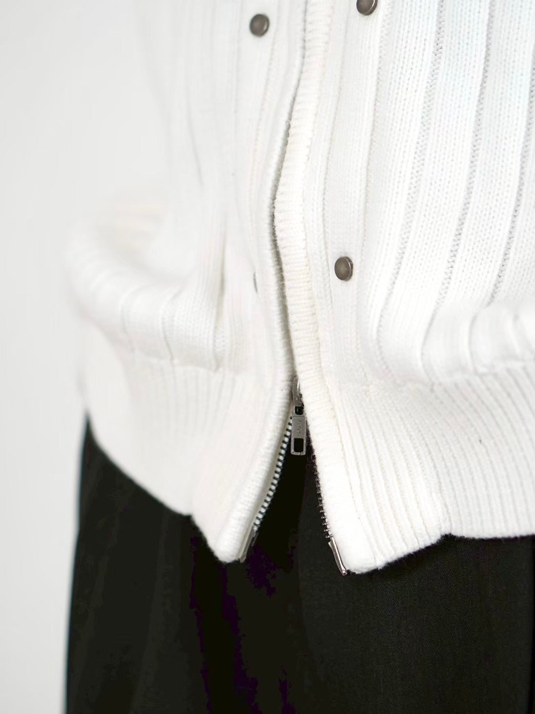 【Chikashitsu +】rivet zip up knit (2color)