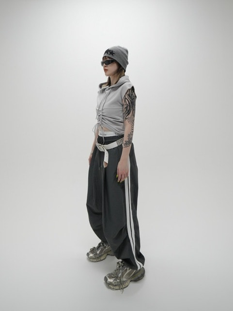 受注制【Never mind the XU】shirring cropped hoodie (2color)