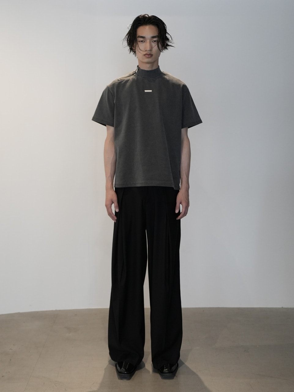 【CS】Shoulder zip mockneck tee (pigment black) / 【シーエス】ショルダージップモックネック半袖Tシャツ