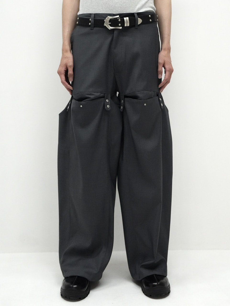 【CS】FLOW FIT DRAPE SLACKS(CHARCOAL)