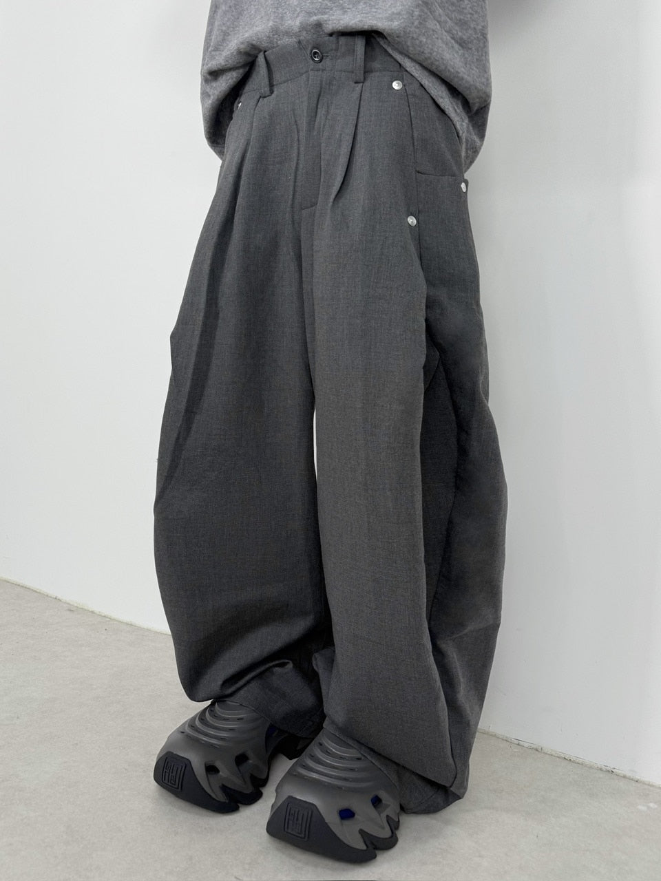 【Nerd out XU】side tuck slacks / 【ナードアウトエックスユー】サイドタックスラックス (2color)