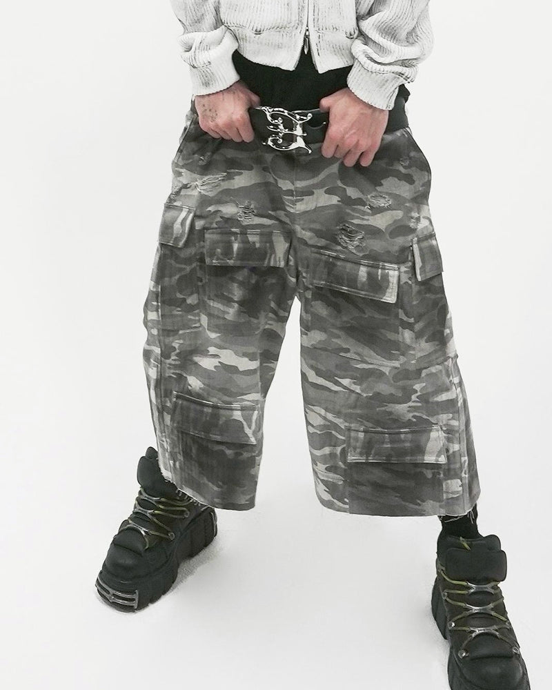 【E RIN AI E】DISTRESSED CAMO CARGO BERMUDA PANTS
