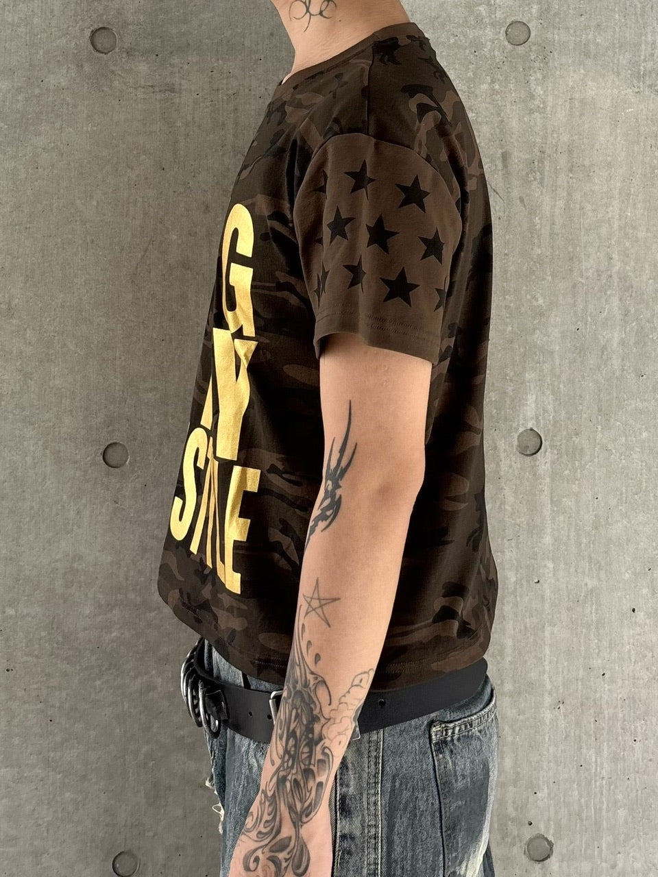国際配送【Never mind the XU】camouflage logo print T-shirt