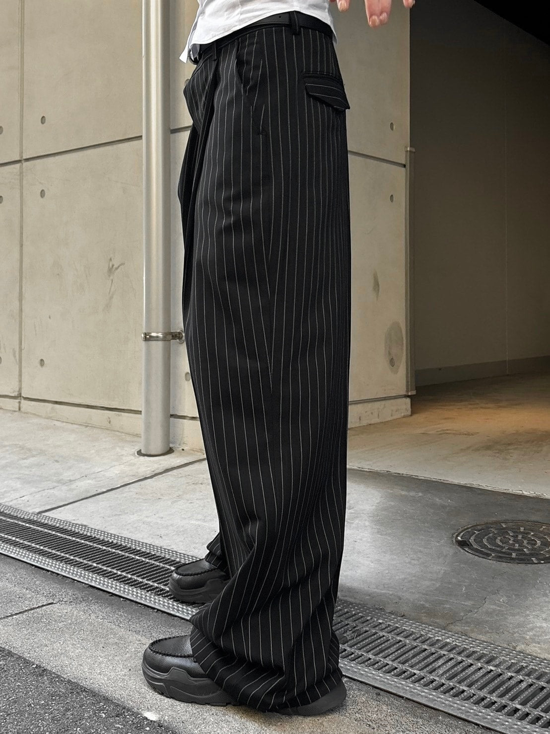受注制【Chikashitsu +】stripe tuck slacks / 【チカシツプラス】ストライプボーダータックスラックス