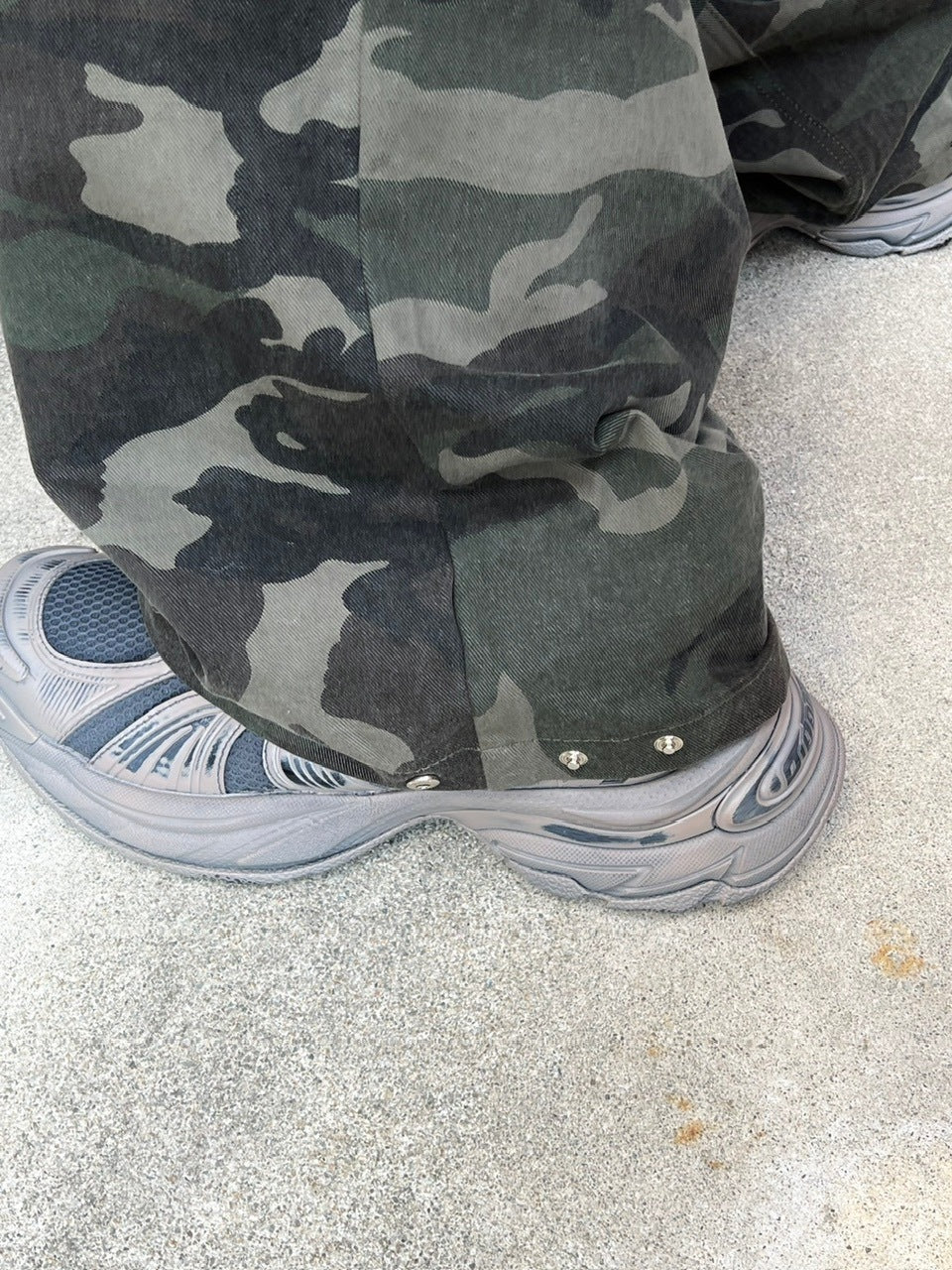 受注制【Chikashitsu +】snap button camouflage pants (2color) / 【チカシツプラス】スナップボタンカモフラージュワイドデニムパンツ