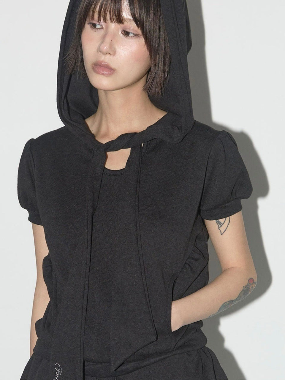 【FANCY CLUB】PUFF ROUND SCARF HOODIE / 【ファンシークラブ】パフスリーブラウンドネックスカーフショートパーカー