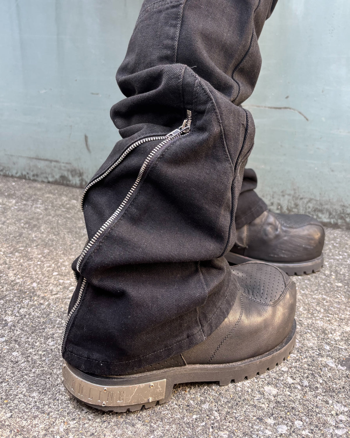 受注制【Never mind the XU】CUTOUT ZIPPER BOOTCUT DENIM (2color)