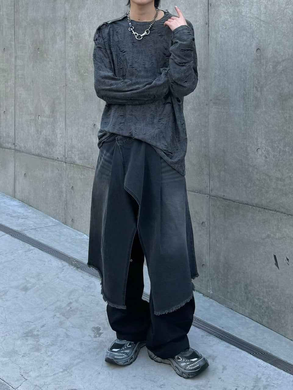 受注制【Chikashitsu +】shoulder button grunge knit (2color)