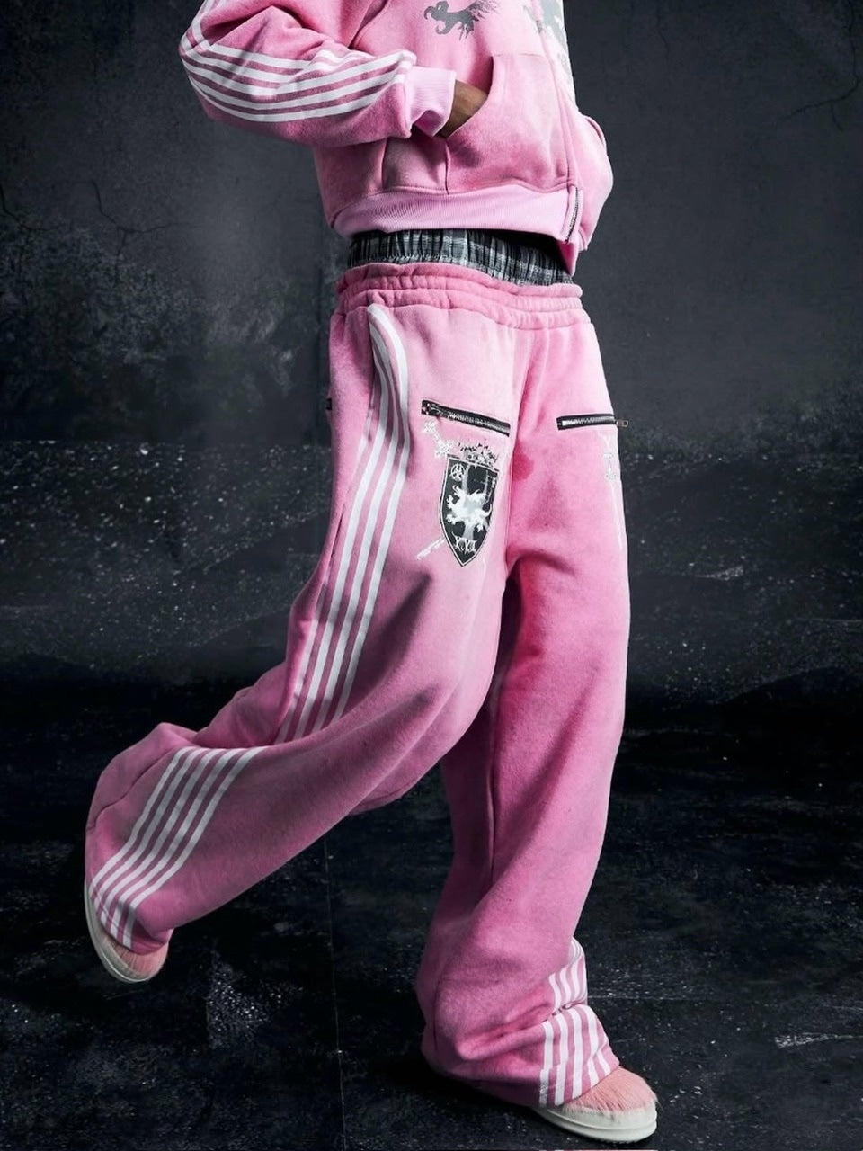 Cozy world Wide】ROYAL KNIGHT CLUB WAXED - SWEATPANTS – PRESSING