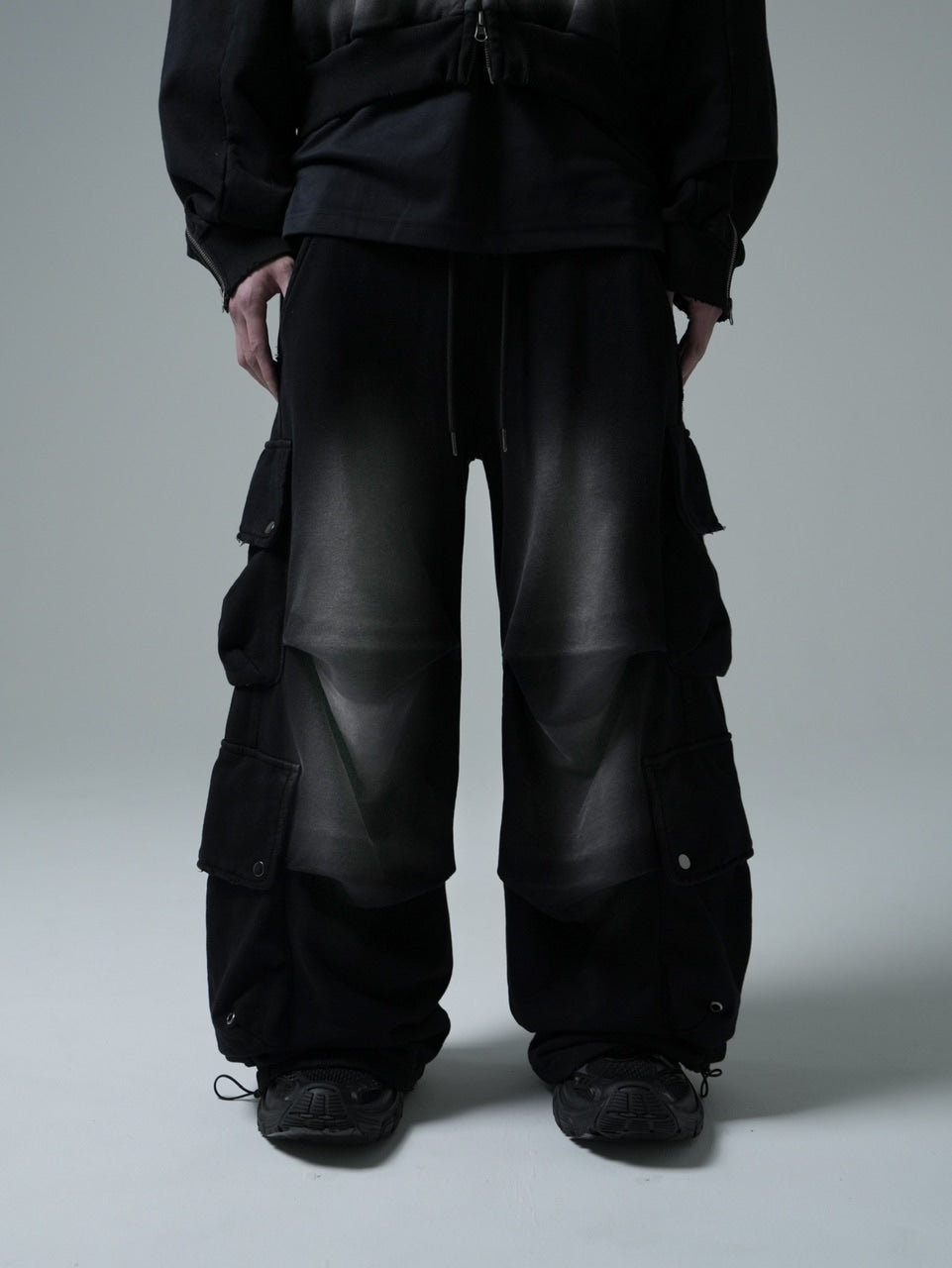 【CHIKASHITSU PLUS HIGH】4 pocket dirty wash sweat cargo pants (wash black) / 【チカシツプラスハイ】マルチポケットダーティーウォッシュスウェットカーゴパンツ