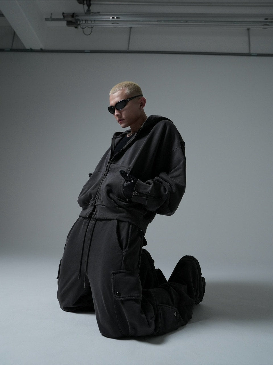 【CHIKASHITSU PLUS HIGH】4 pocket dirty wash sweat cargo pants (charcoal) / 【チカシツプラスハイ】マルチポケットダーティーウォッシュスウェットカーゴパンツ