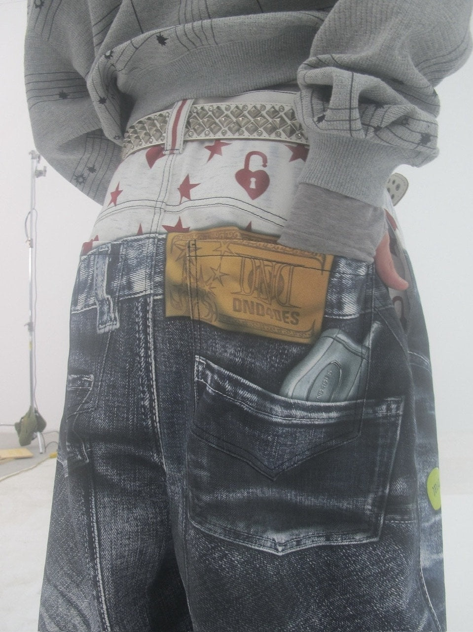 【DND4DES】Double Waist Badge All-Over Print Pants /【ディーエヌディーフォーデス】ダブルウエストプリントデニムパンツ