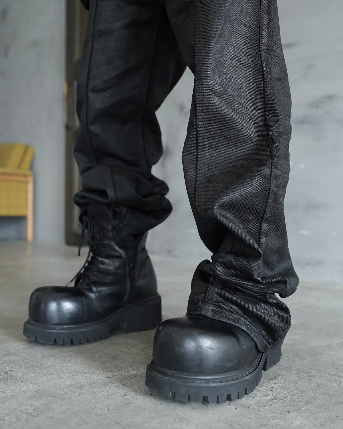 【CHIKASHITSU PLUS HIGH】Linear coating denim flare pants