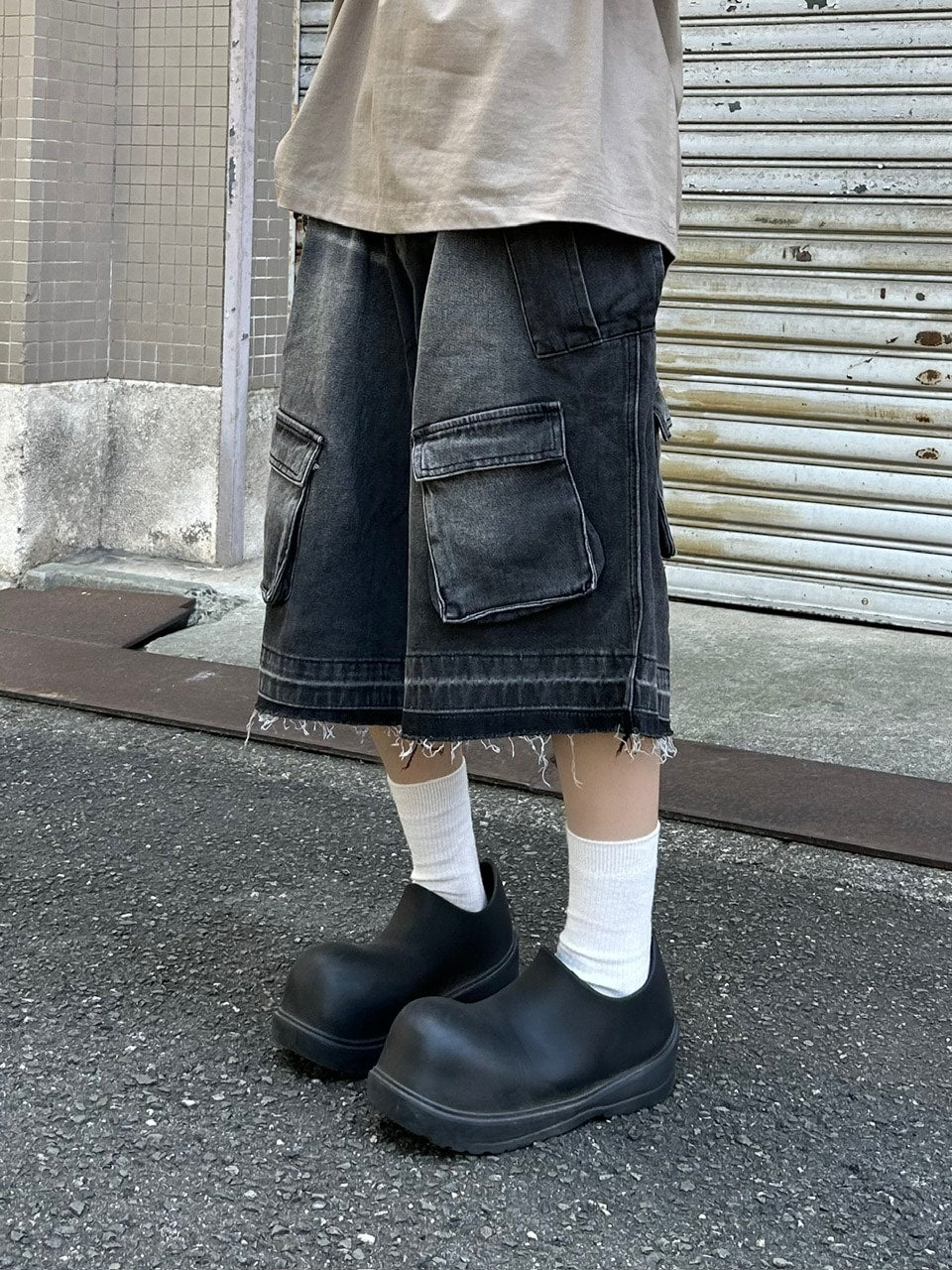 大阪店WEB限定受注制【Chikashitsu +】multi pocket denim half pants (2color)