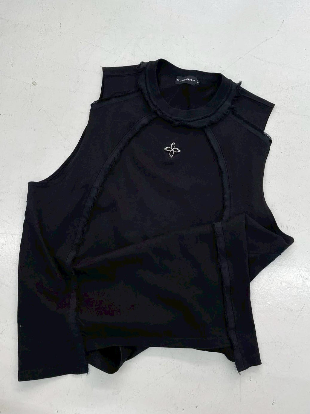 【SURGERY】dekki clover logo sleeveless / 【サージェリー】クローバーロゴタンクトップ