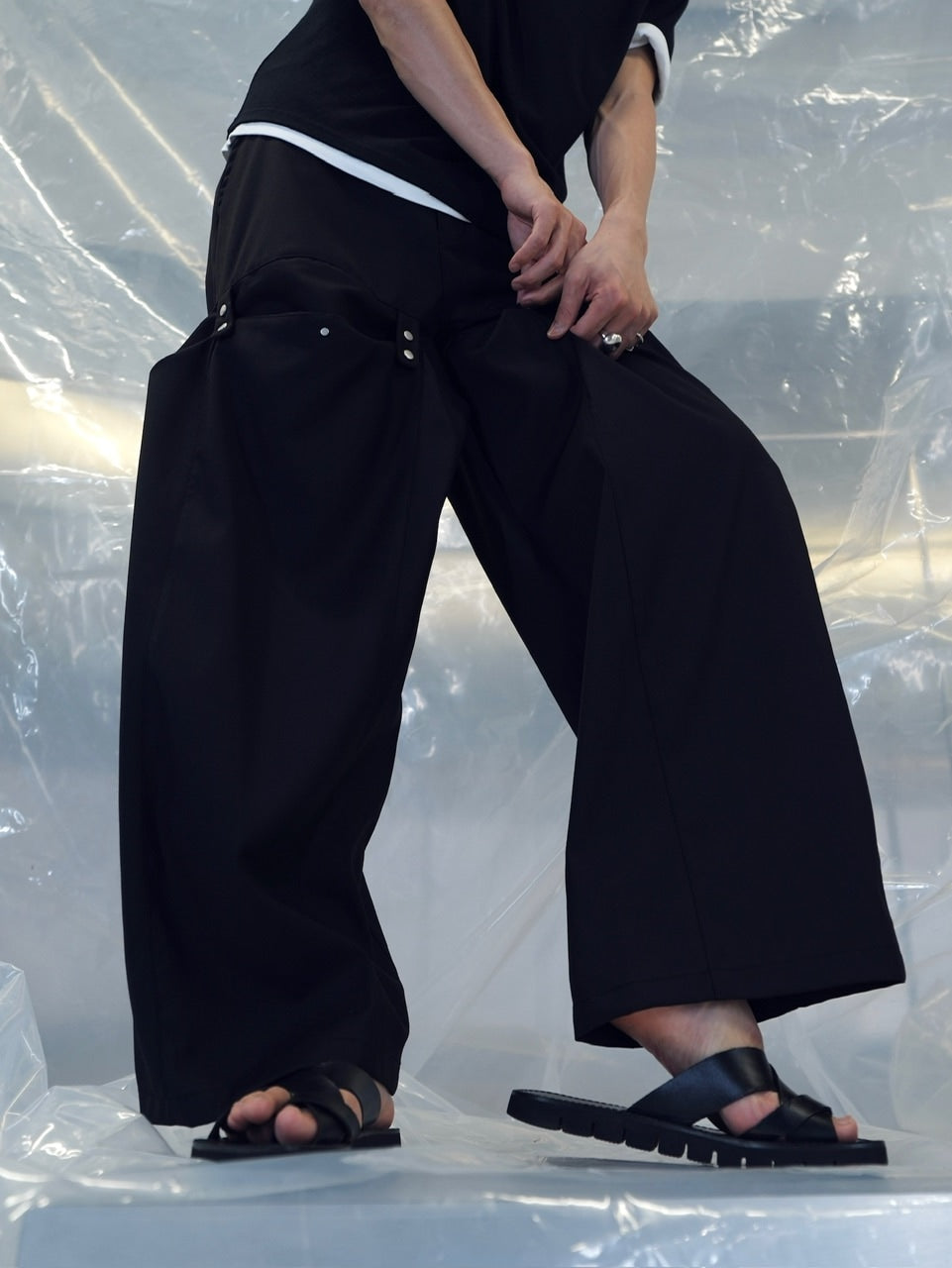 【CS】FLOW FIT DRAPE SLACKS(BLACK)