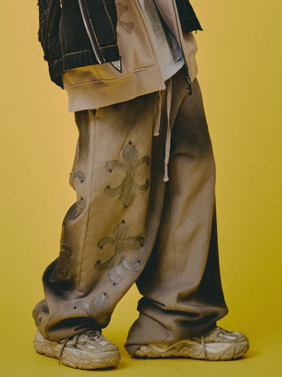 【GALFY】ぼろぼろロゴ百合の紋スウェットパンツ