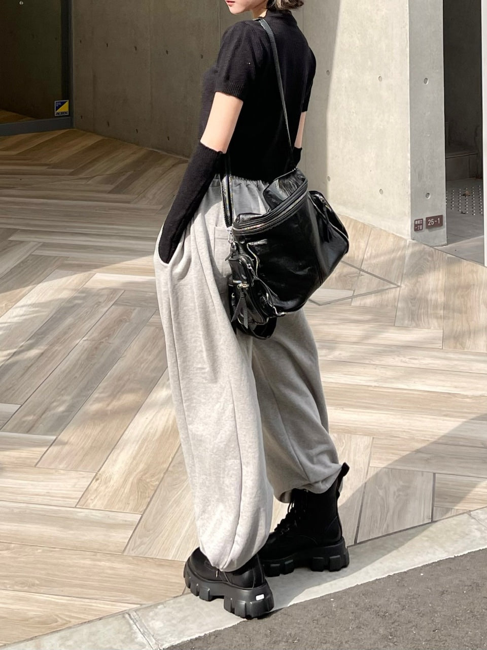 受注制【Chikashitsu +】zip design leather shoulder bag