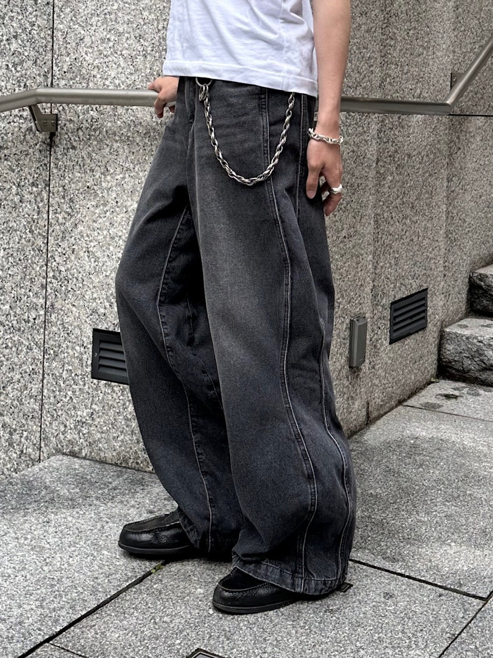 【Chikashitsu +】side wave design denim pants (BLACK)