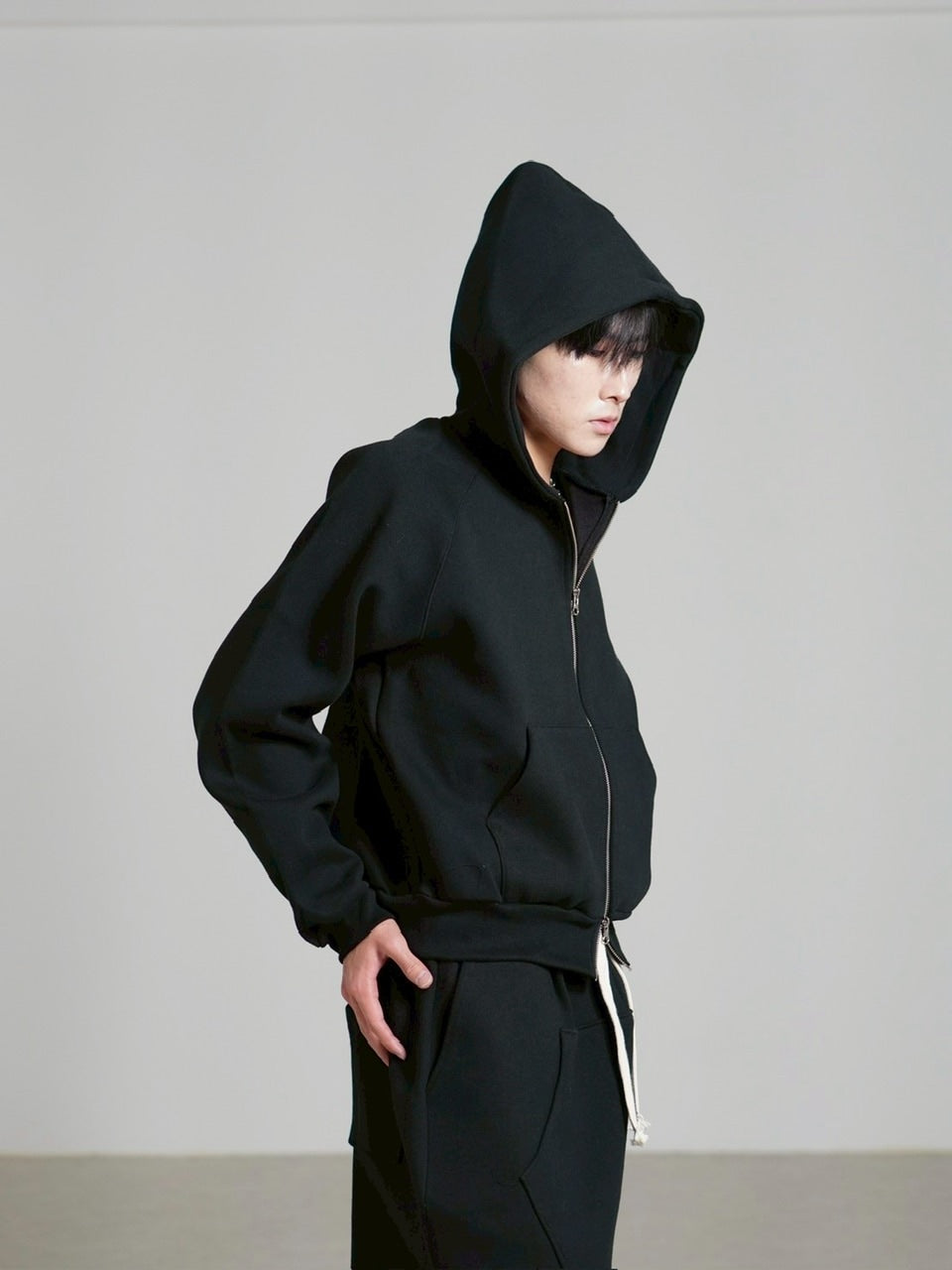 受注制【Chikashitsu +】heavy weight cotton cropped hoodie / 【チカシツプラス】ヘビーウェイトコットンクロップドパーカー (3color)