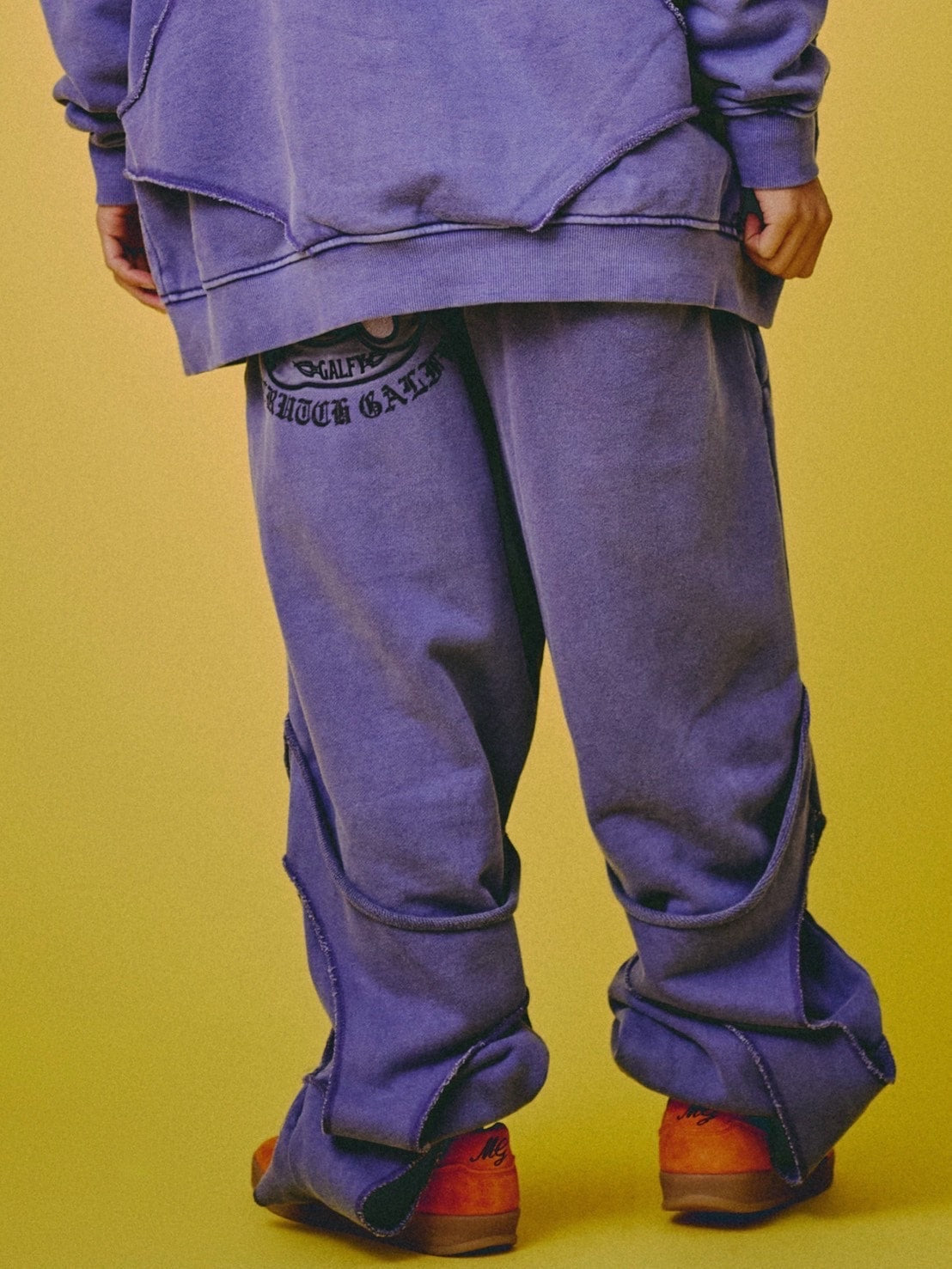 【GALFY】穴の向こうにわんちゃんスウェット