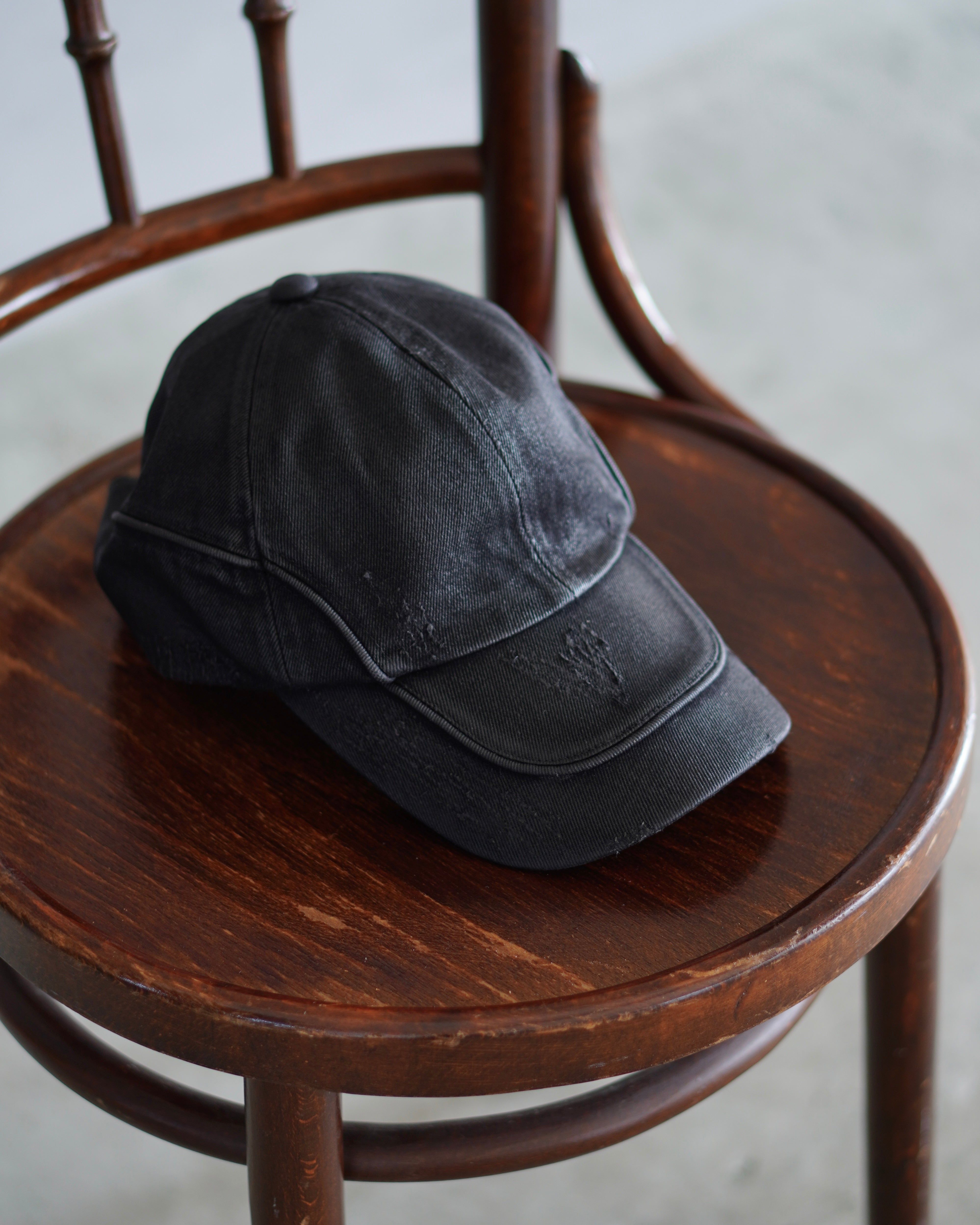 【CHIKASHITSU PLUS HIGH】Arch washed denim cap (coating)