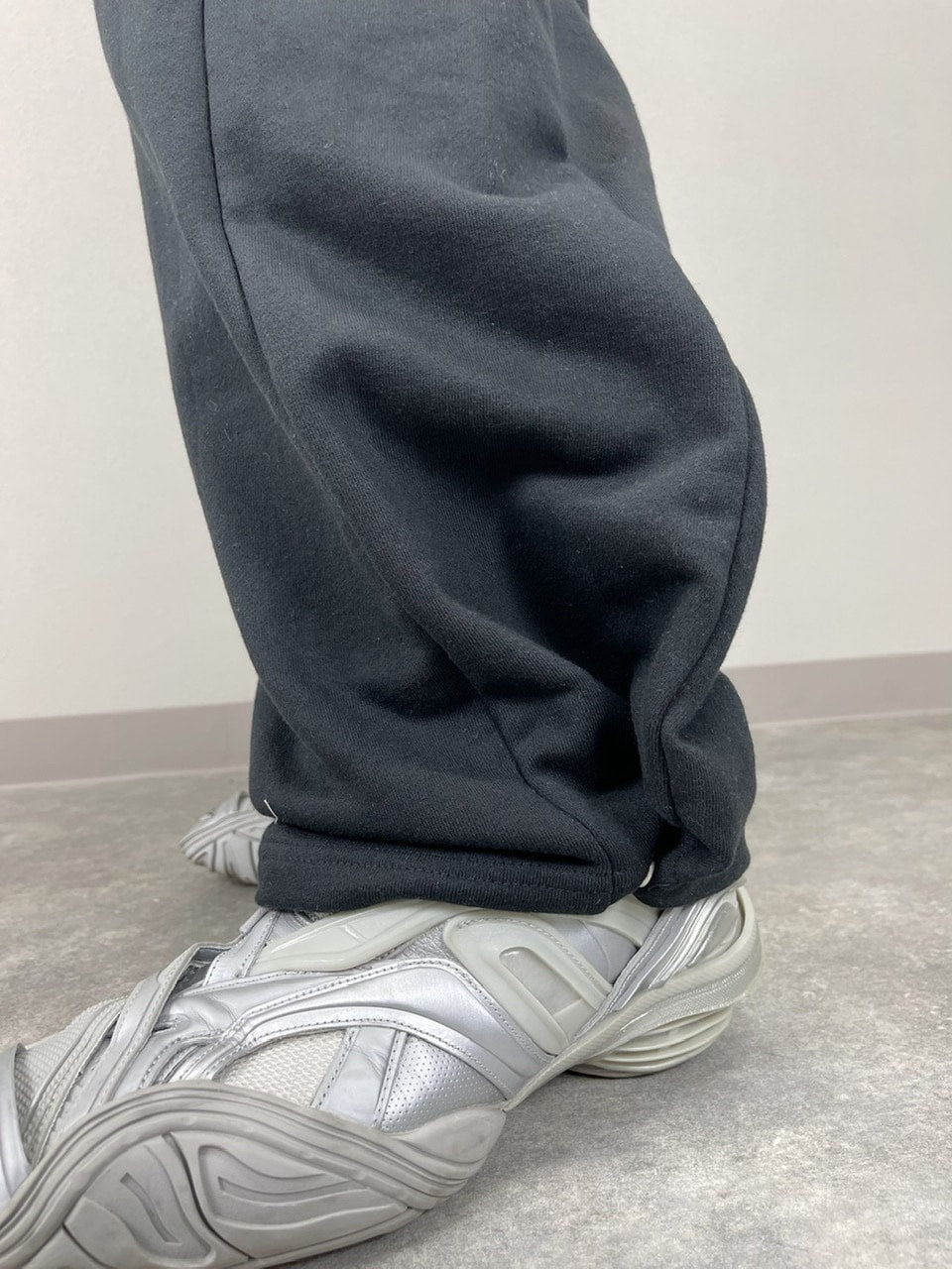 受注制【Chikashitsu +】snap button sweat pants (2color) – PRESSING