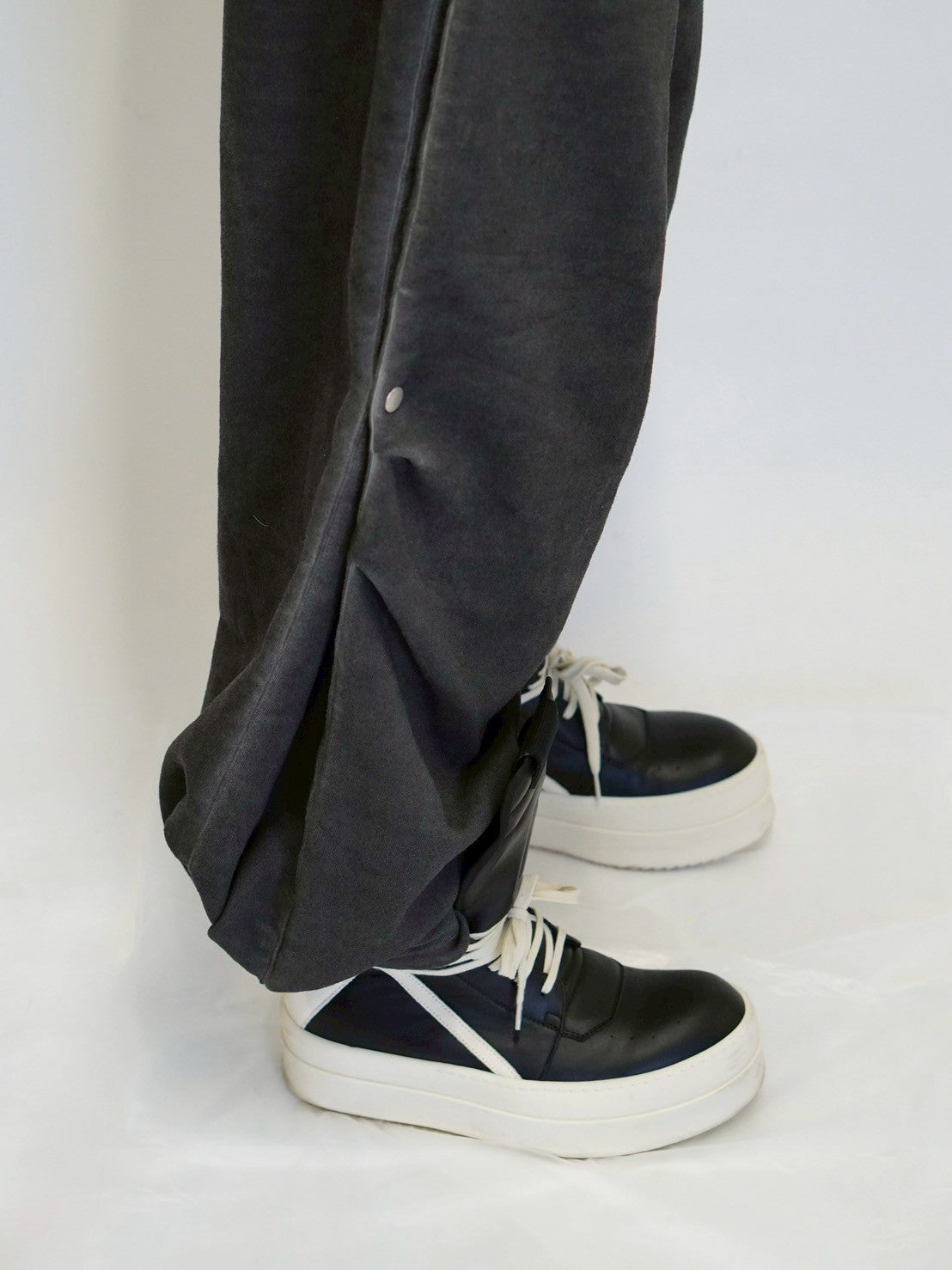 【DIG YOUR OWN GRAVE】Spray coating sweat pants