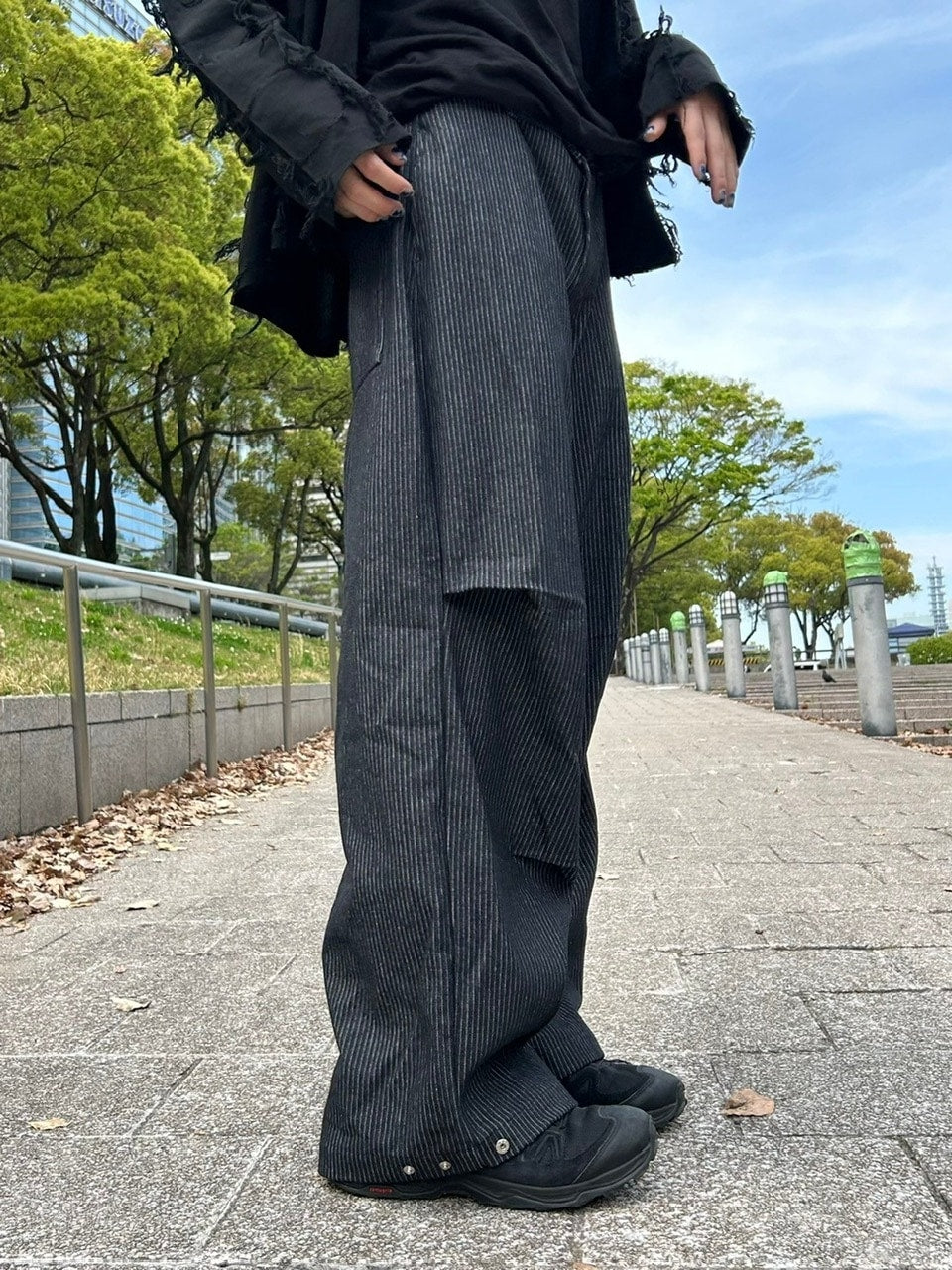 受注制【Chikashitsu +】snap button hickory stripe pants / 【チカシツプラス】スナップボタンヒッコリーストライプデニムパンツ