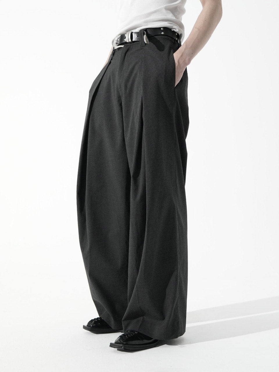 【CS】stripe cross tuck drape slacks (gray)