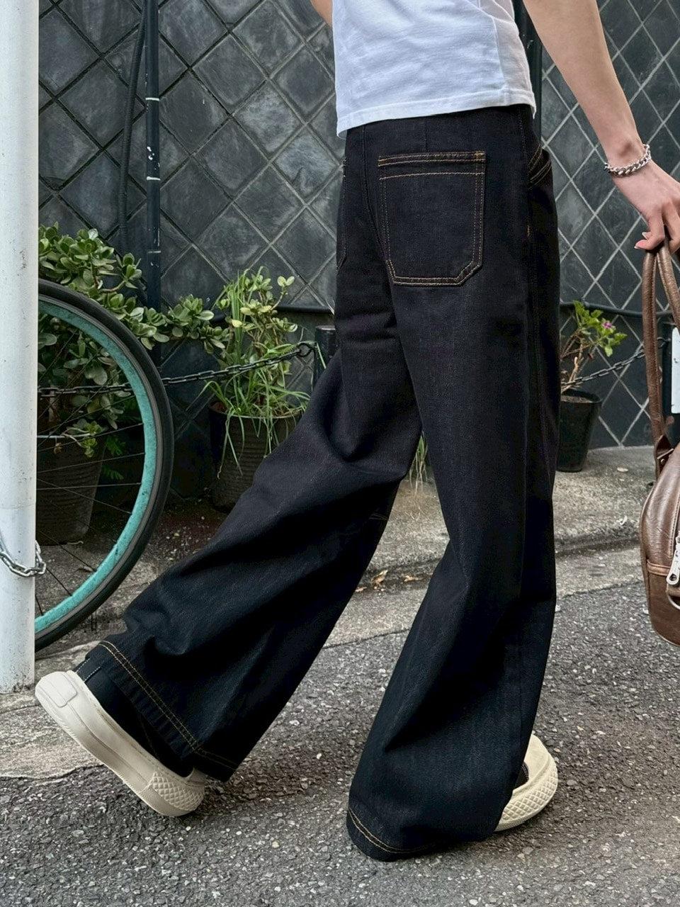 受注制【Chikashitsu +】lilting stitch curve denim pants / 【チカシツプラス】リルティングステッチカーブデニムパンツ