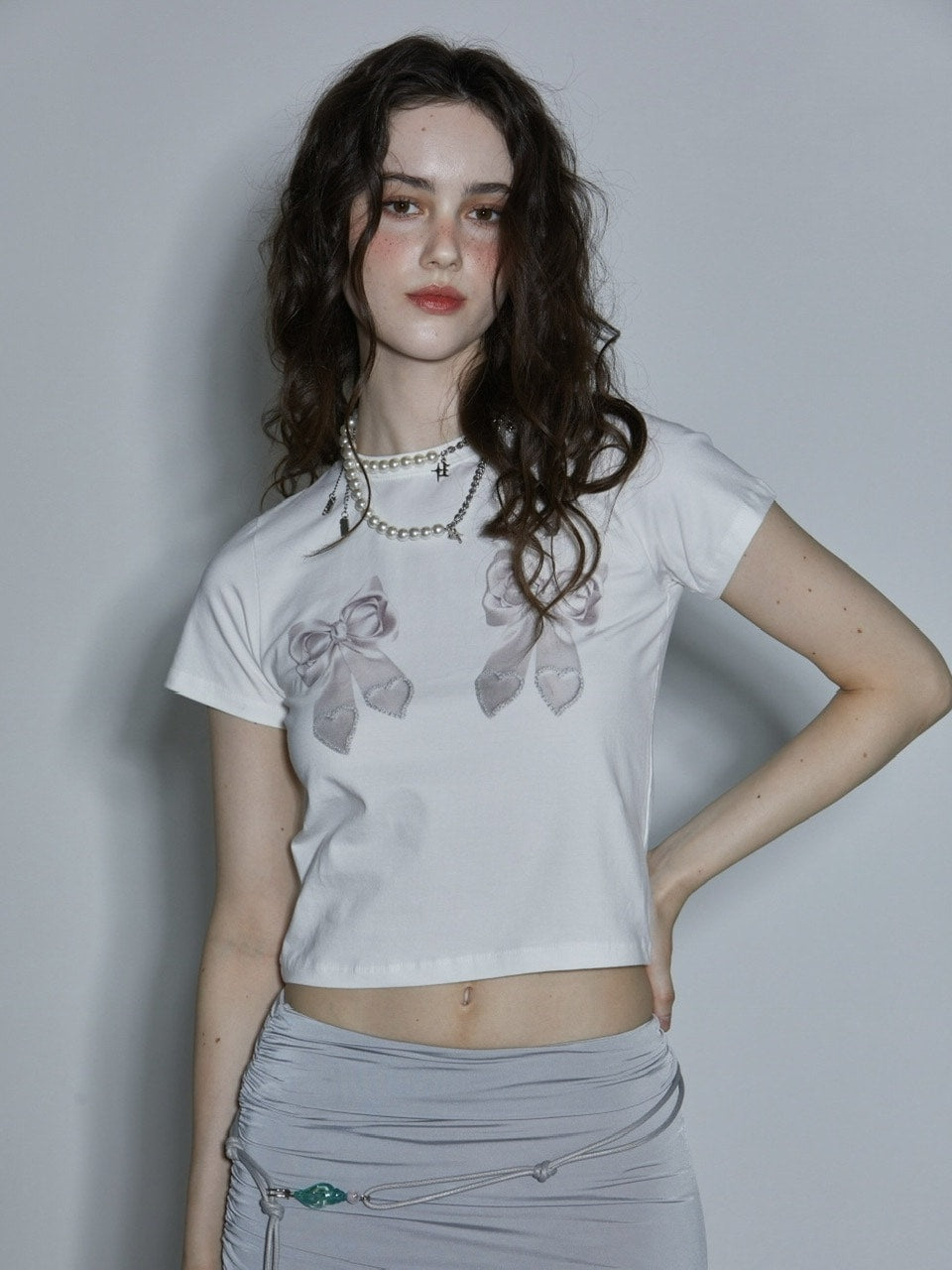 【GATELESS】RIBBON PRINT LOGO CROPPED T-SHIRT / 【ゲートレス】リボンプリントロゴクロップド半袖Tシャツ