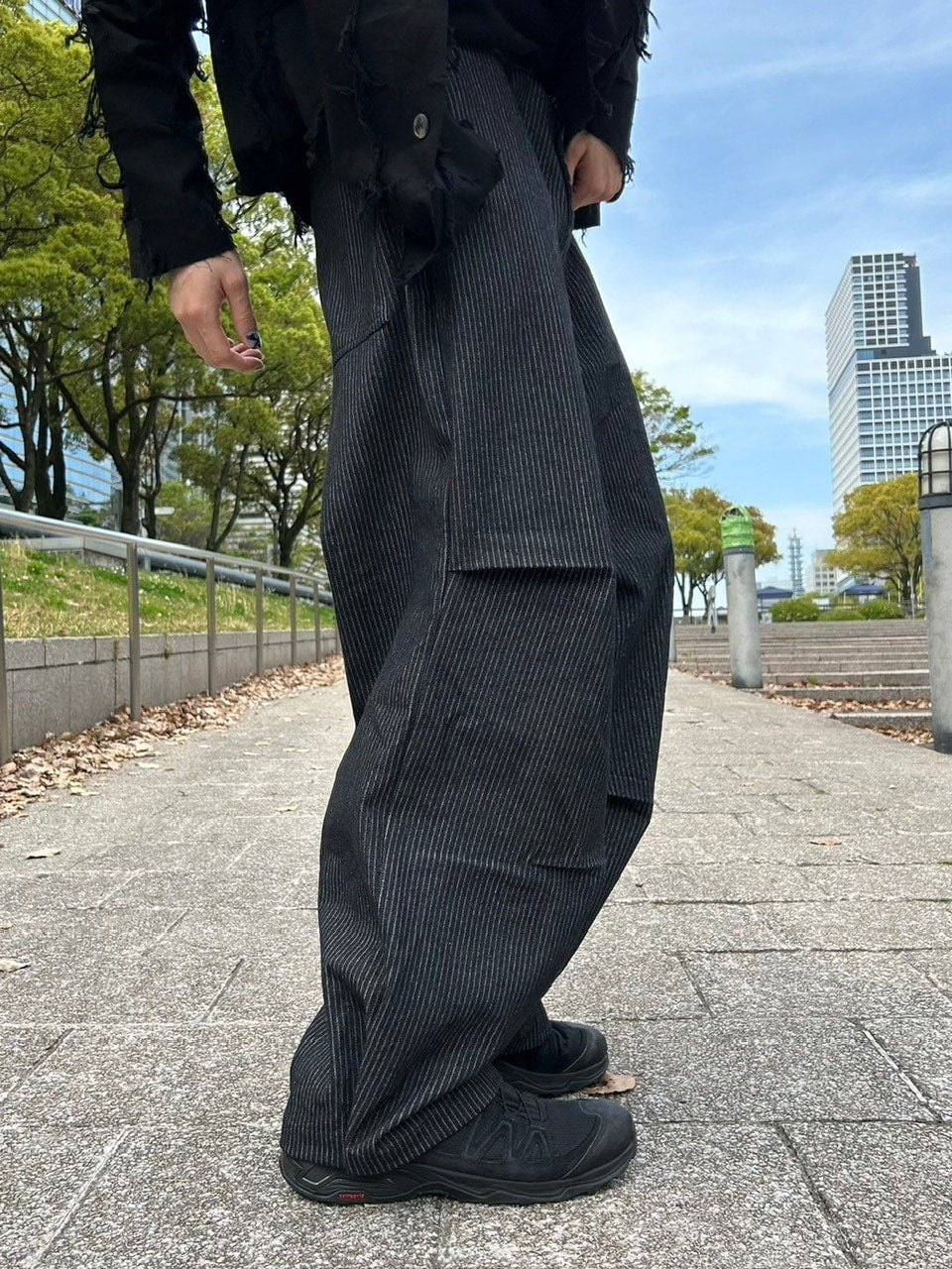 受注制【Chikashitsu +】snap button hickory stripe pants / 【チカシツプラス】スナップボタンヒッコリーストライプデニムパンツ