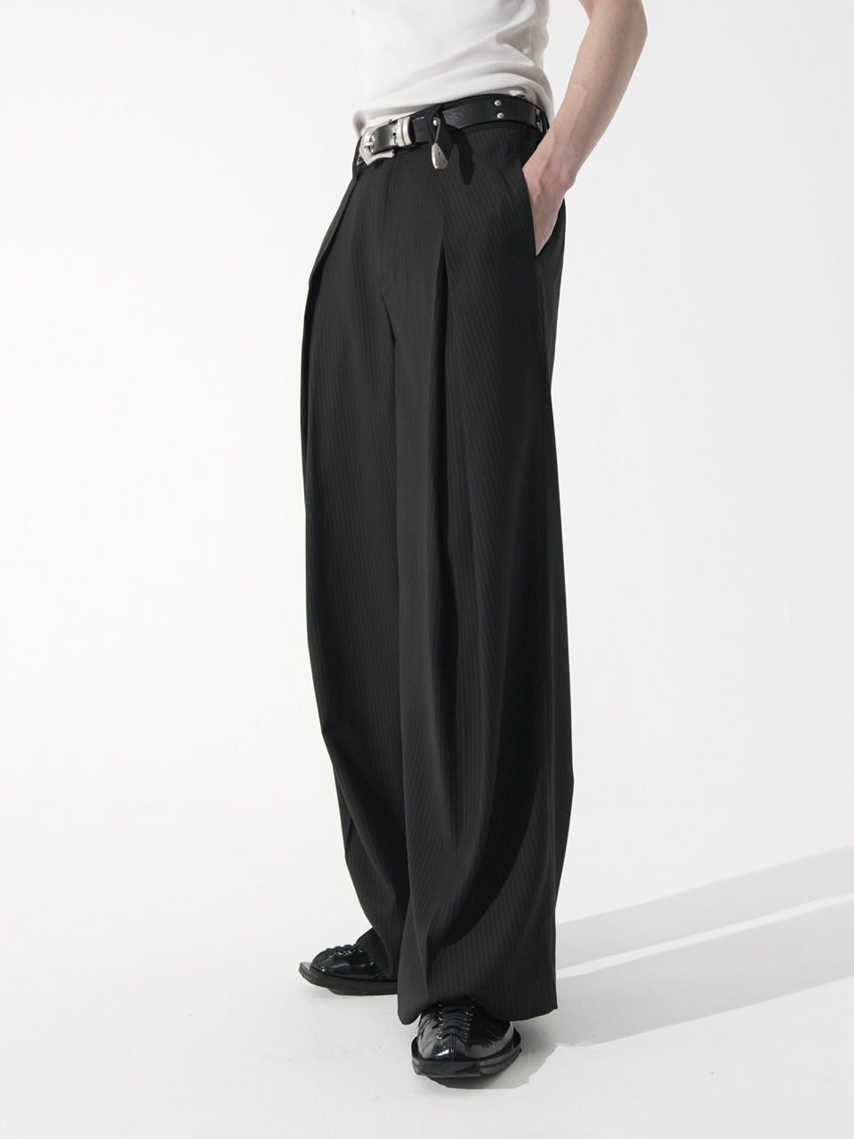 【CS】stripe cross tuck drape slacks (black)