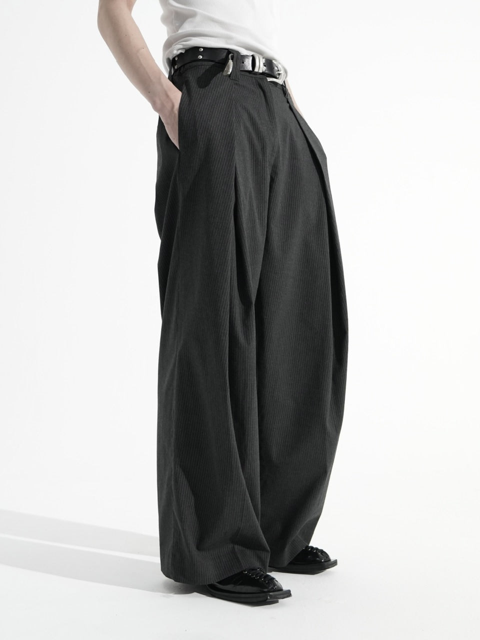 【CS】stripe cross tuck drape slacks (gray)