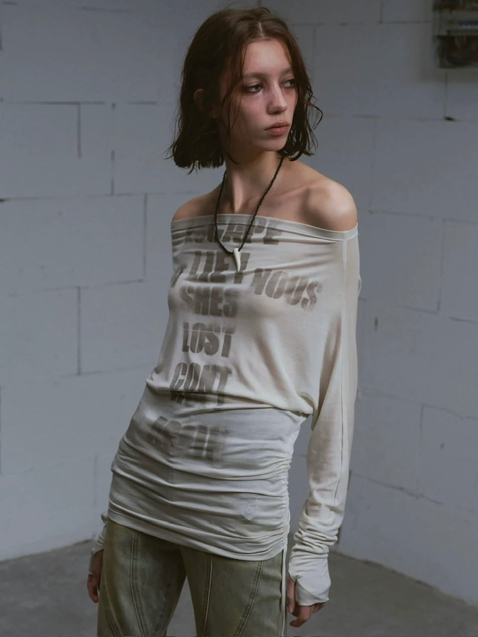 【Cest Nous】Doodle-printed batwing sleeve top / 【セヌー】オフショルダープリント長袖トップス