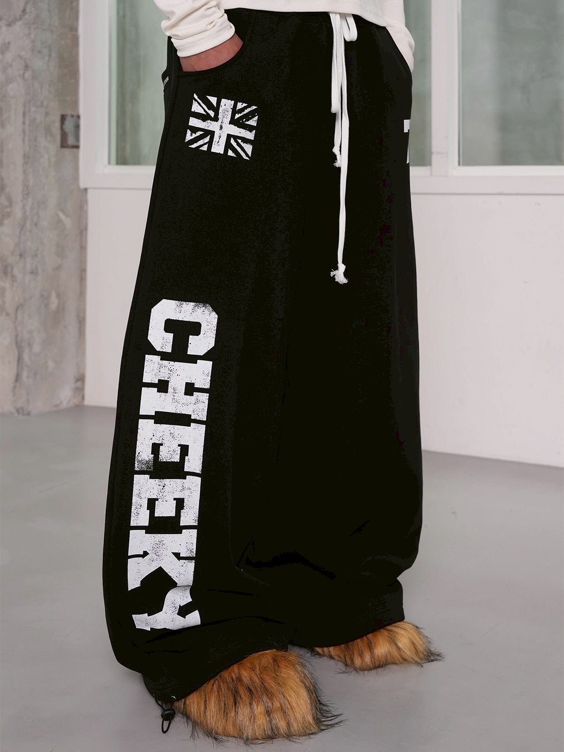 【ESC STUDIO】Lucky Cheeky sweat pants