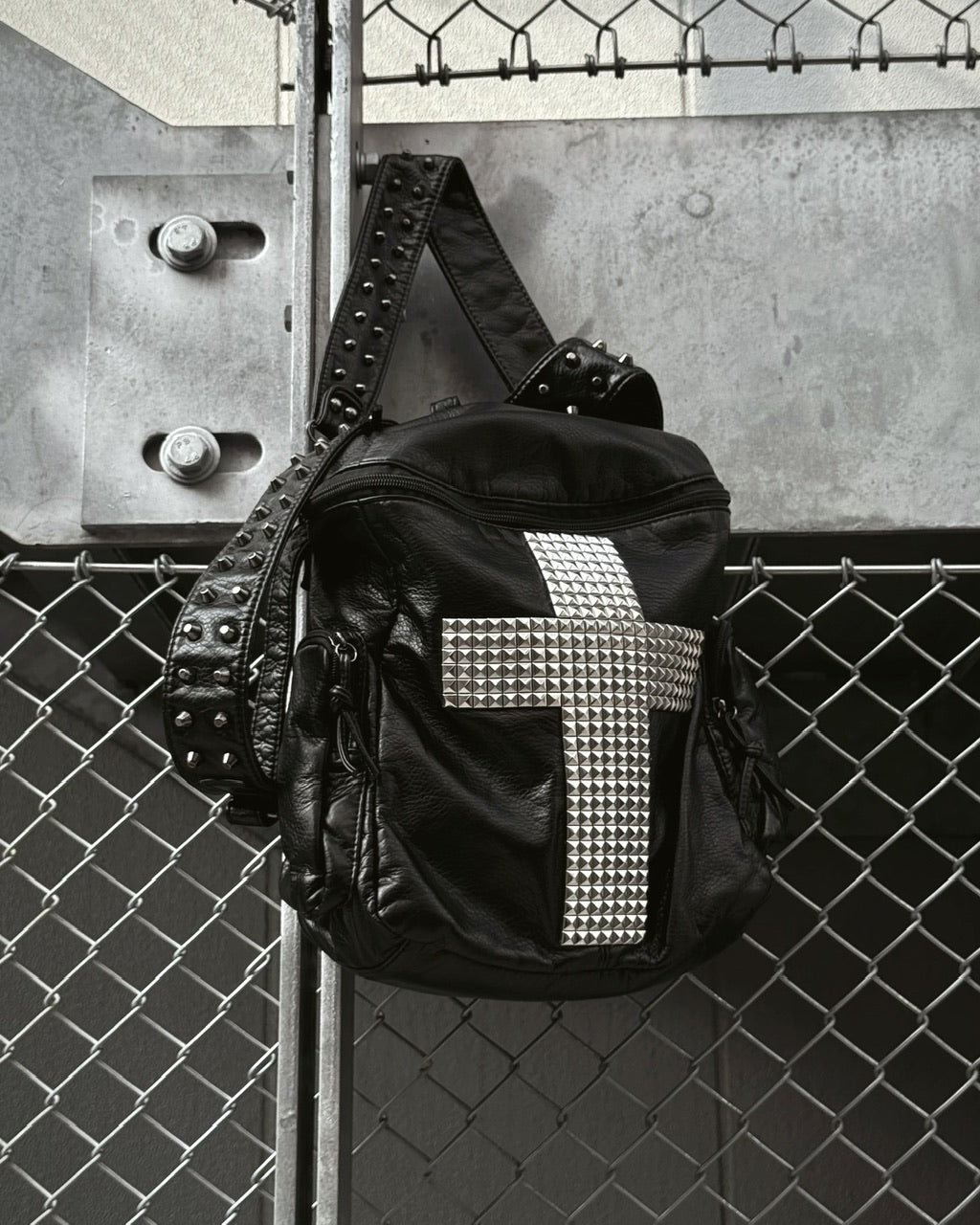 国際配送【Never mind the XU】STUDDED CROSS 2WAY BACKPACK