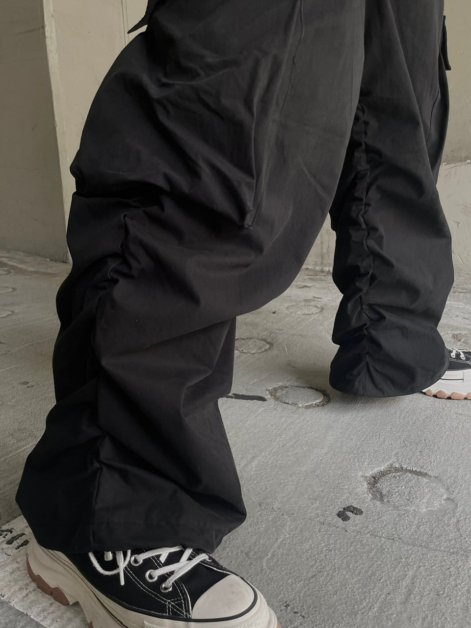 受注制【Chikashitsu +】oversized gather cargo pants (3color)